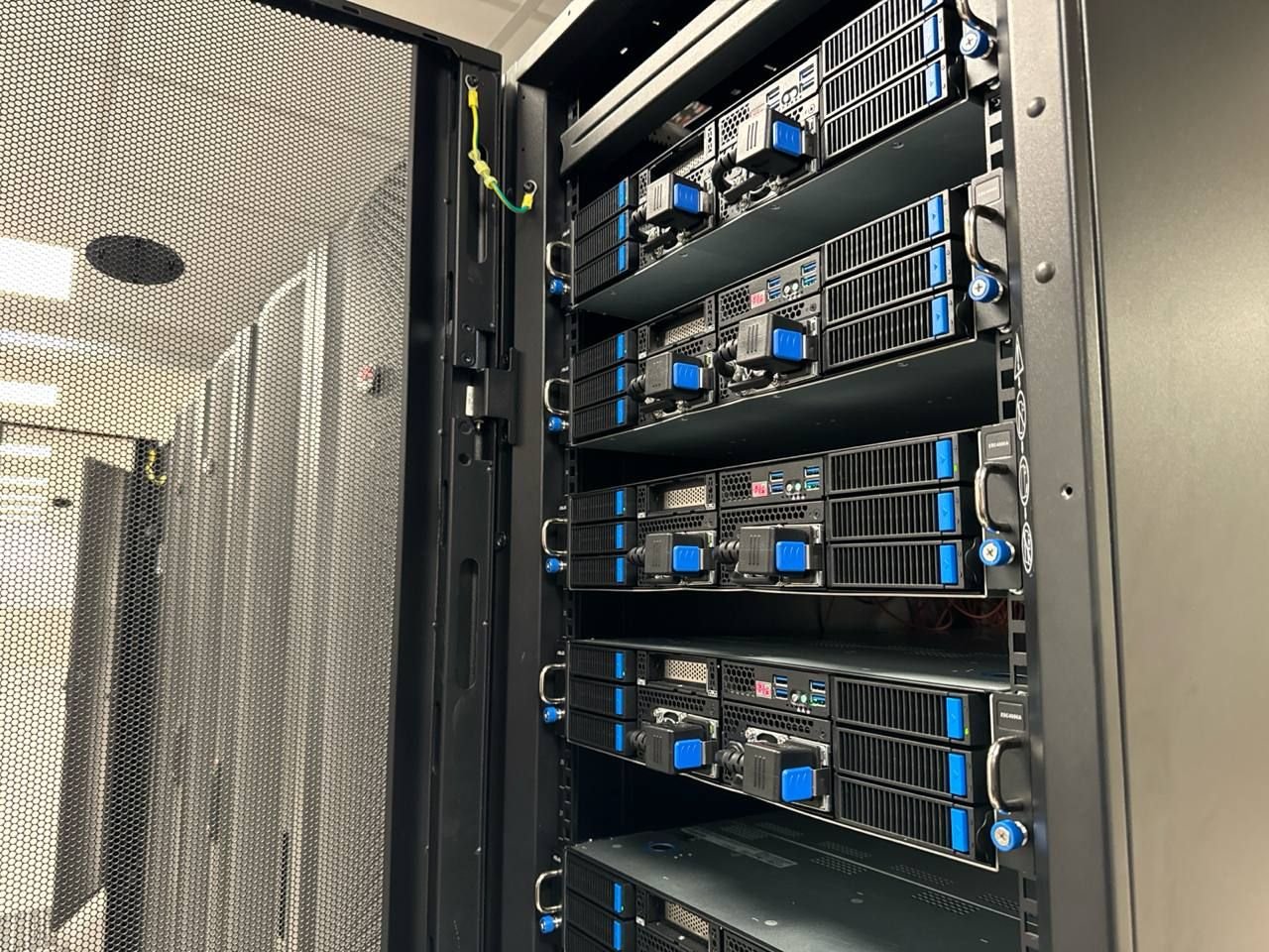 Racks de servidores Boosteroid fotografados em instalação da DC2SCALE; não são data centers anunciados em outubro