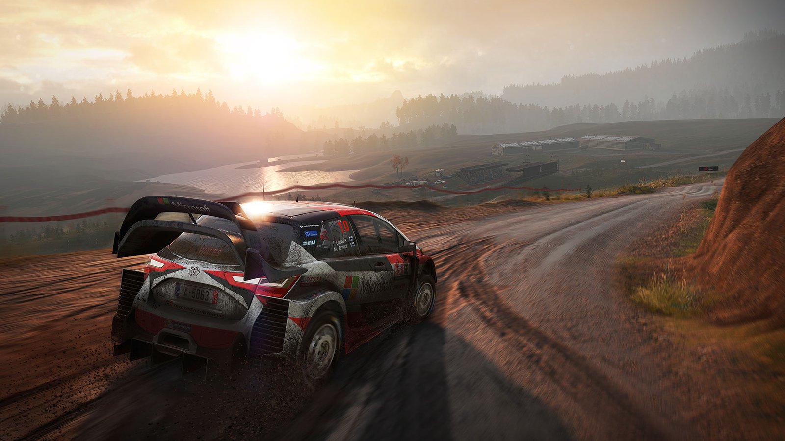 Carro de rali em estrada de terra ao pôr do sol no jogo WRC 7